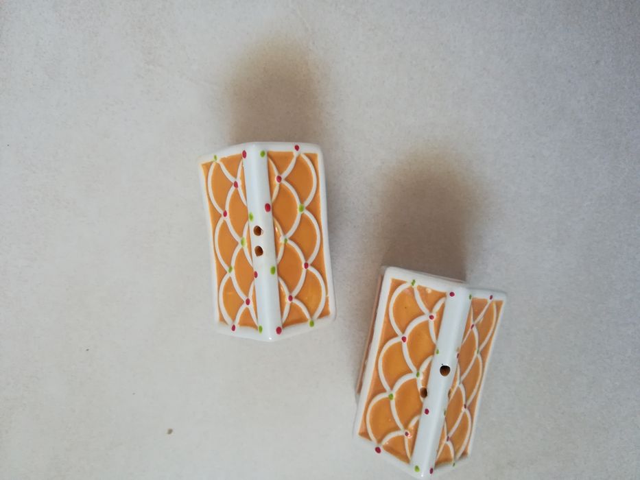 Komplet nowy. Ozdobne pojemniki na sól i pieprz