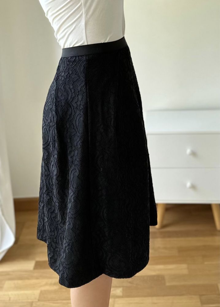 Saia midi Zara preta com pinças e renda full skirt