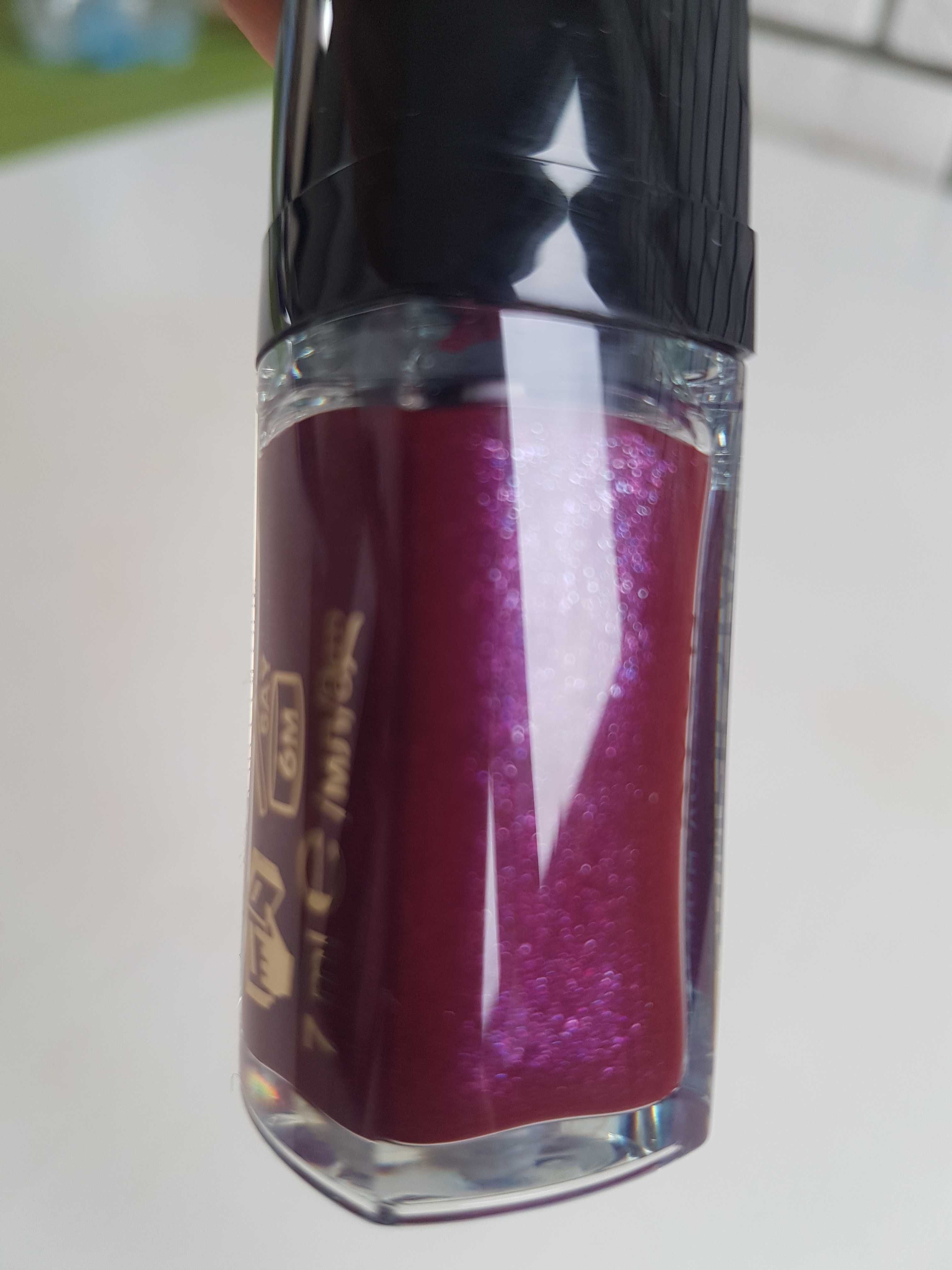 Lśniąca szminka w płynie Avon Power Stay odcień Burgundy Flare