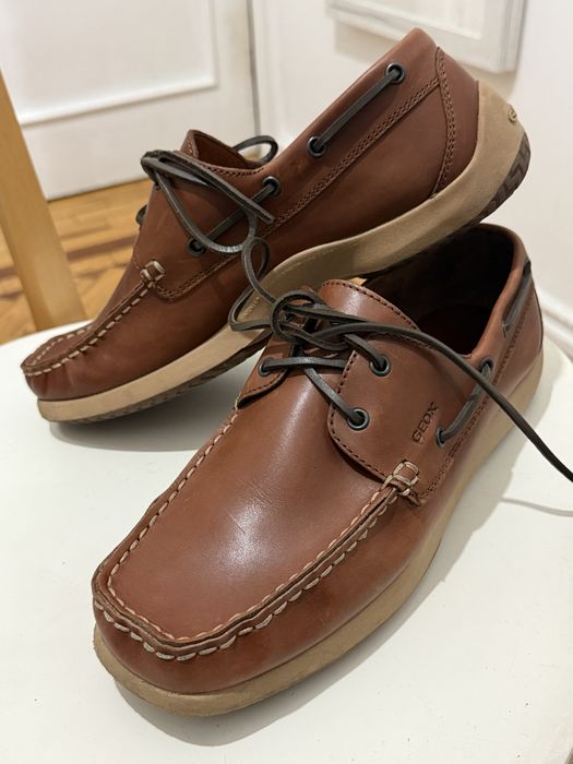 Sapatos mocassins em pele