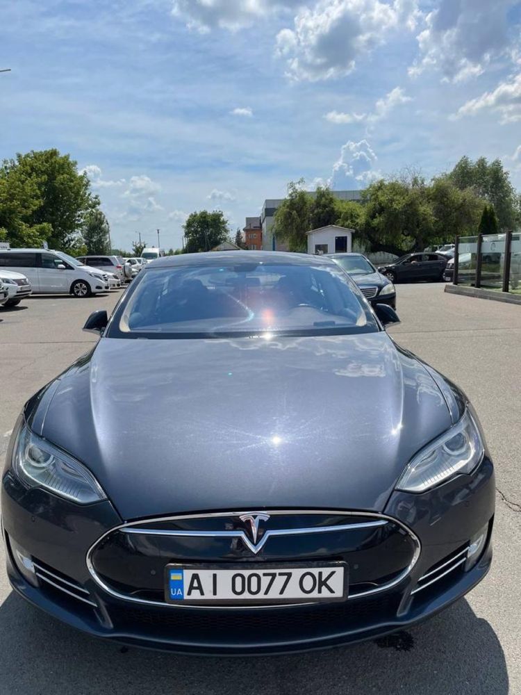 Tesla model S 2014.