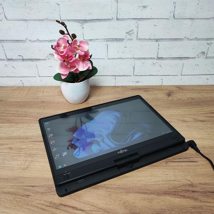 Класний ноутбук Fujitsu T937. Має сенсорний екран та підсвітку клави.