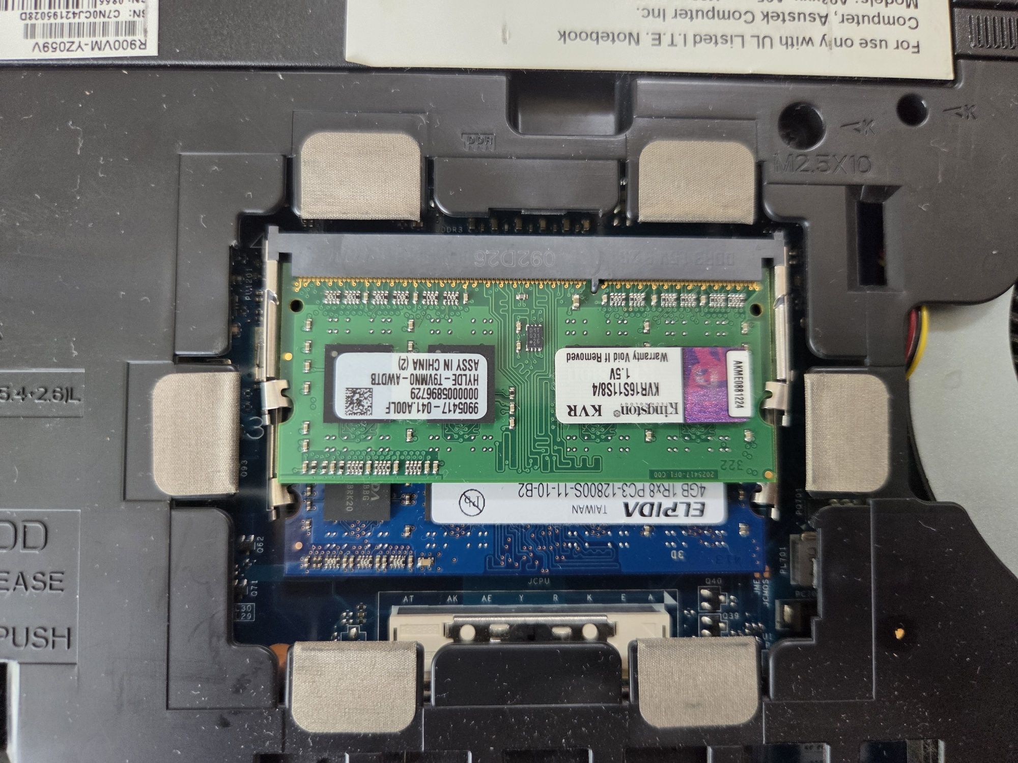 Asus K95V seria R900 uszkodzona obudowa