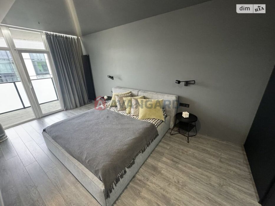 простора трьох кімнатна квартира