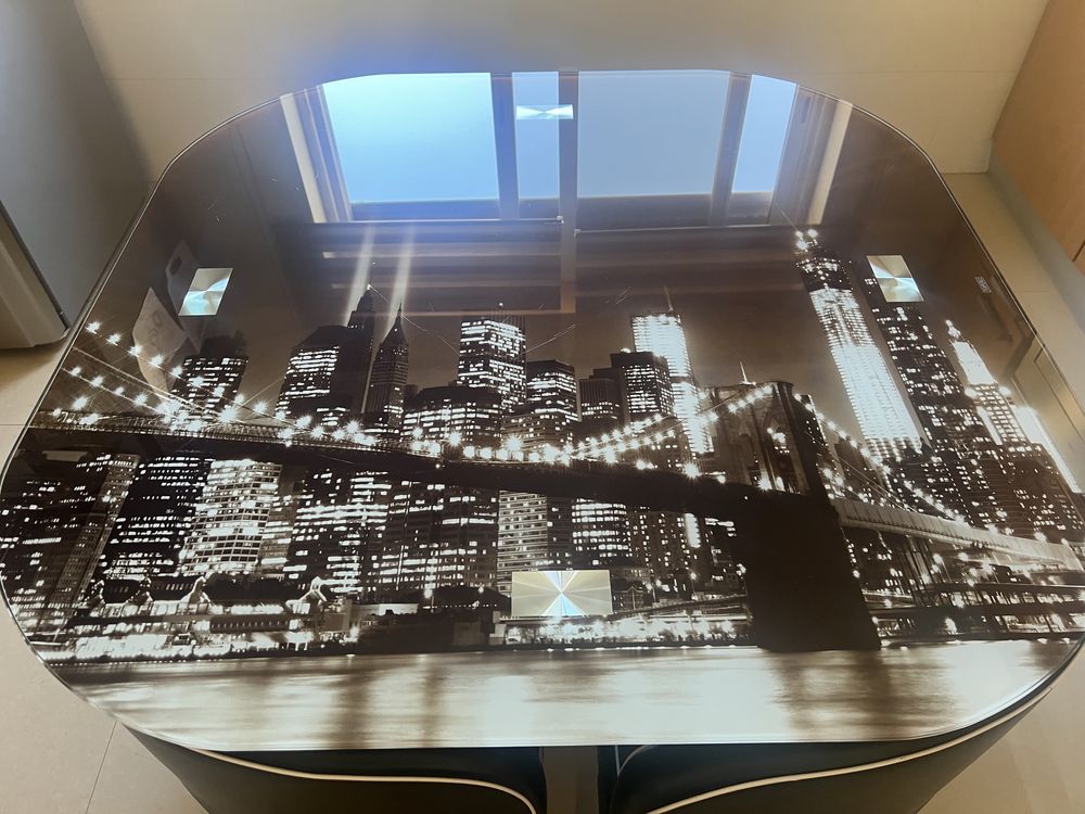 Conjunto de mesa com 4 cadeiras, em forma de pizza