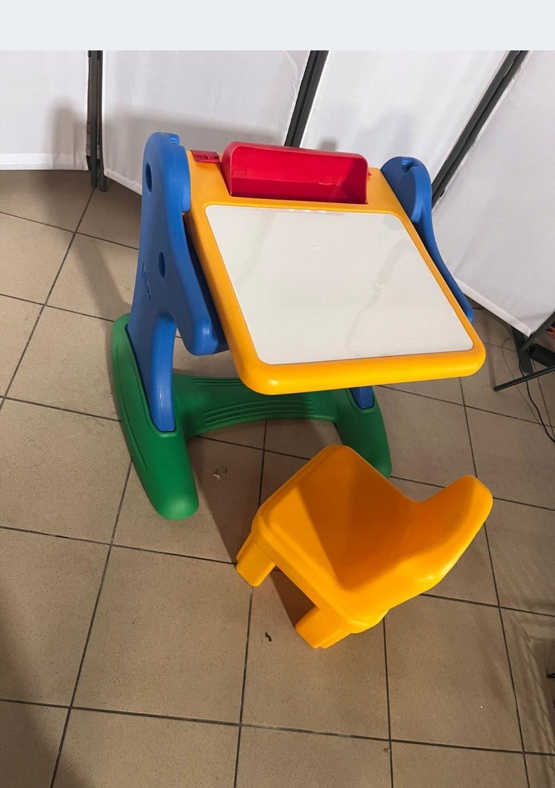 Chicco Edukacyjne biurko z tablicą i krzesełkiem