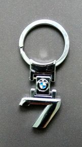 Брелок для ключей с логотипом автомобиля BMW.