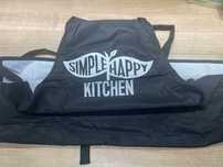 Fartuch kuchenny w kolorze czarnym z napisem Simple Happy Kitchen