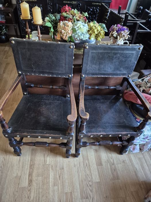 Par de cadeiras antigas de braços em madeira e couro – estilo clássico