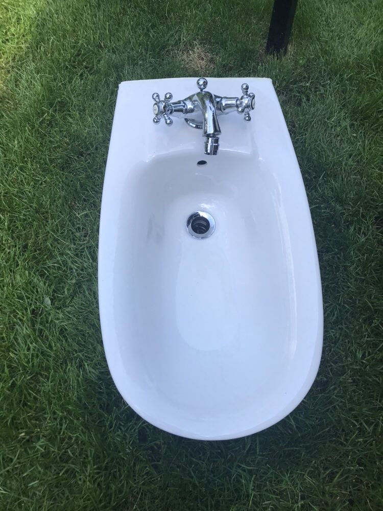 Bidet z armatura