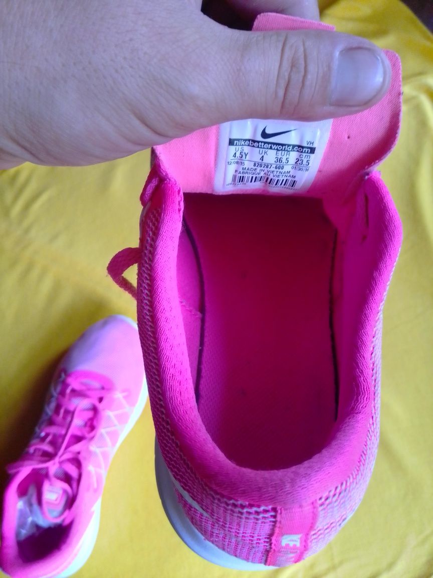 Продам кроссовки женские Nike 36.5