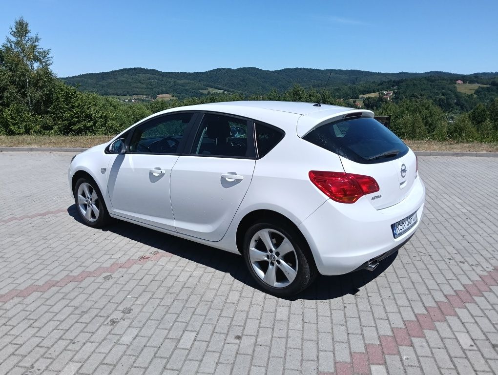 Opel Astra 1.4 Turbo 2010 rok
