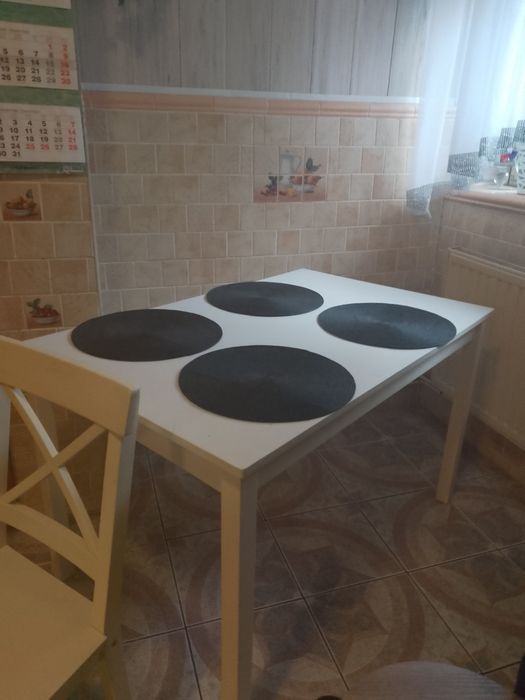 Stół do kuchni z dwoma krzesłami