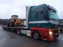 Transport maszyn rolniczych budowlanych pomoc drogowa laweta holowanie