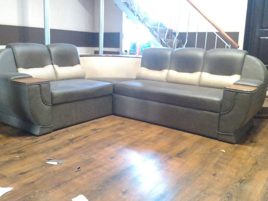 Перетяжка мягкой мебели на дому у заказчика в течении дня