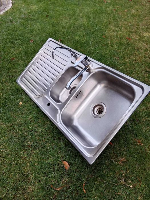 Zlewozmywak ze stali nierdzewnej z ociekaczem