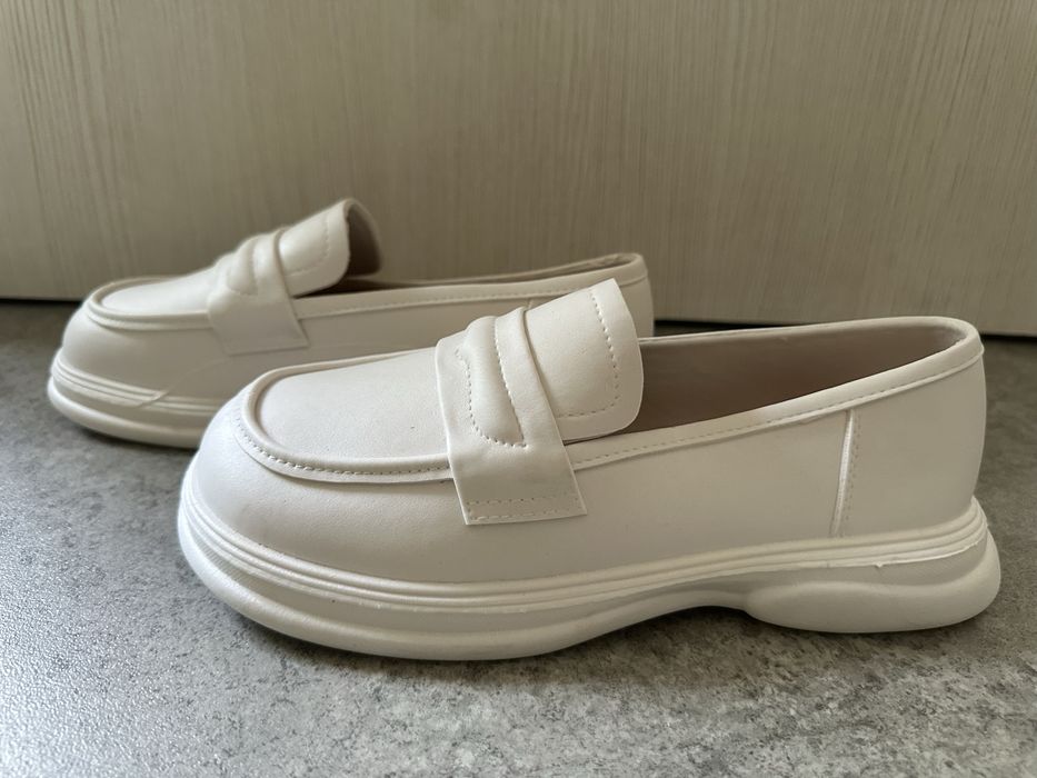 Бежеві жіночі Лофери