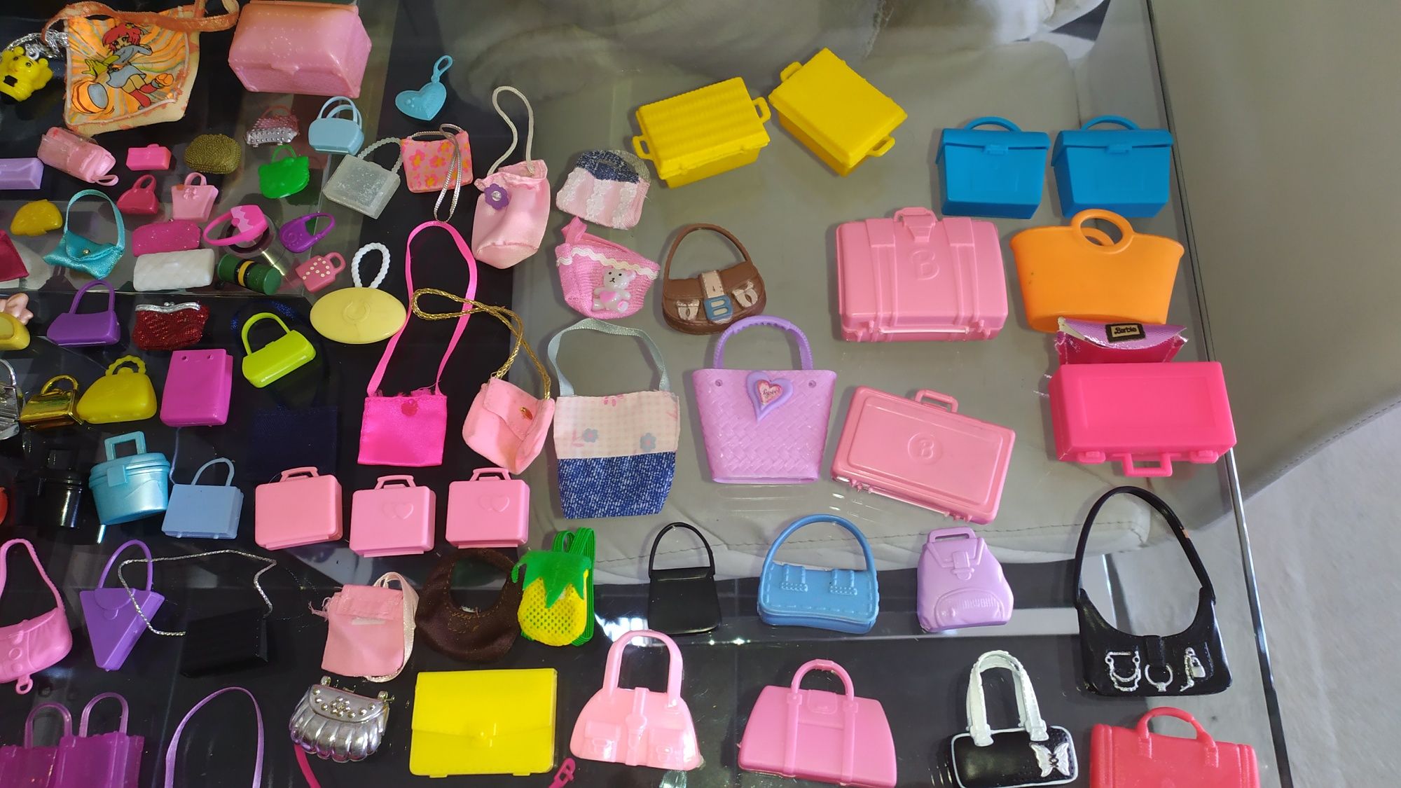 100 Malas, mochilas, bolsas, baús, carteiras barbie desde 1€ cada