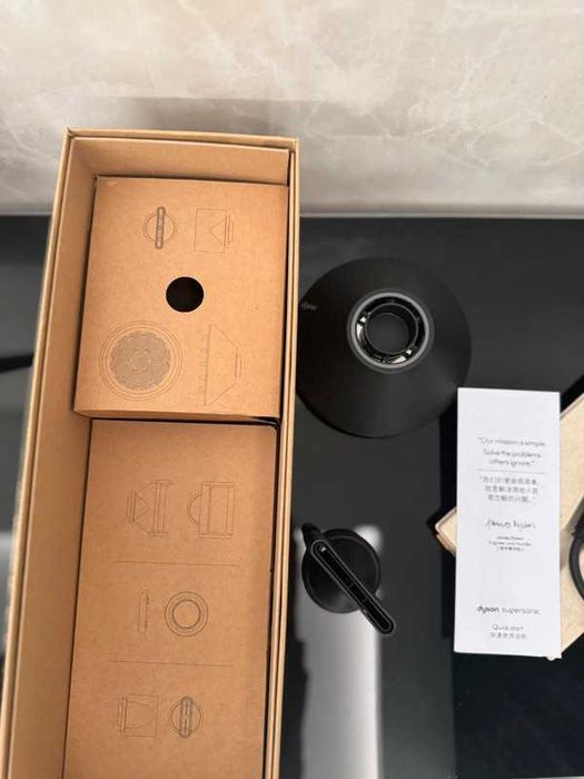 Suszarka Dyson Supersonic Origin w kolorze czarny nikiel.