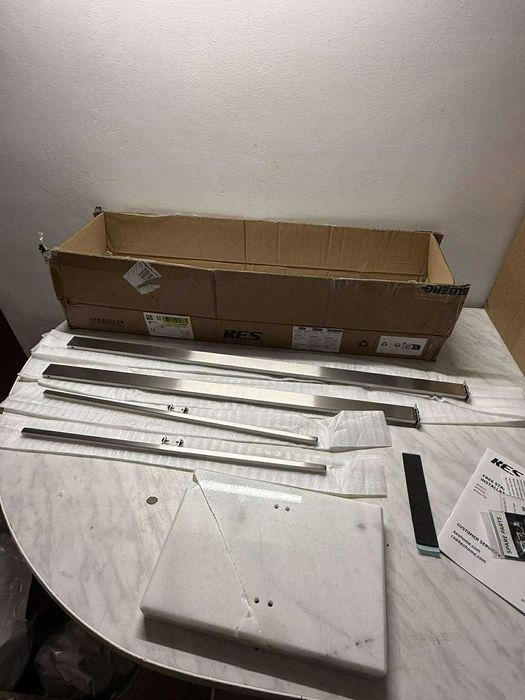 Wolnostojący wieszak na ręczniki z marmurem 84cm outlet nierdzewna