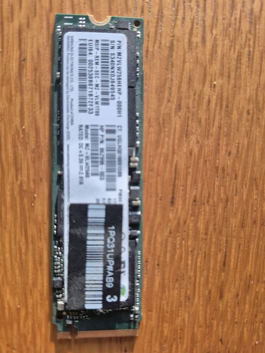 Disco MZVLW 2560 _256GB M.2 NVMe
Samsung MZ-VLB2560 PM981 256GB M.2 NV