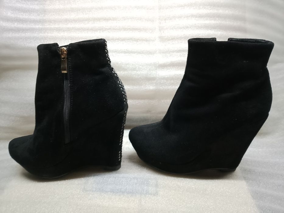 Продам полусапожки на танкеткі. Демісезонні.