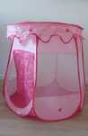 Tenda infantil dobrável e bolas coloridas