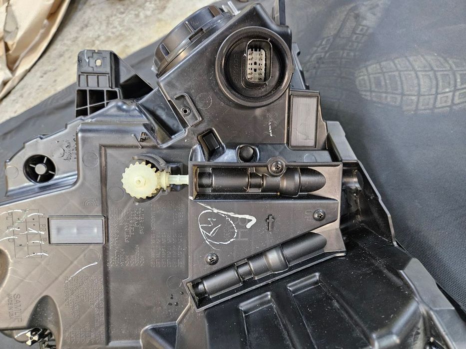 Фара права болт BOLT EUV 2023