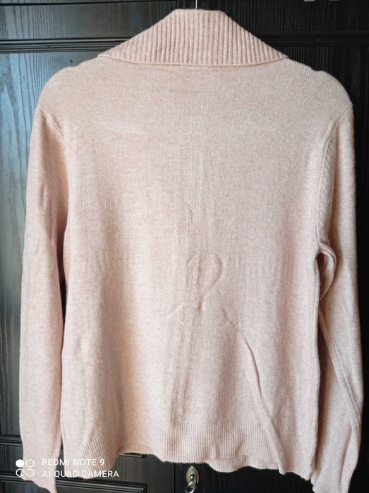 Ładny beżowy, duży, rozpinany damski sweterek z długim rękawem. M/L