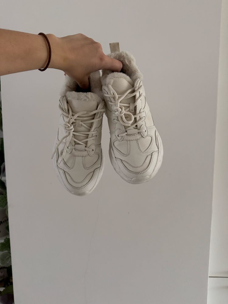 Białe sneakersy z futerkiem Pull & Bear, adidasy
