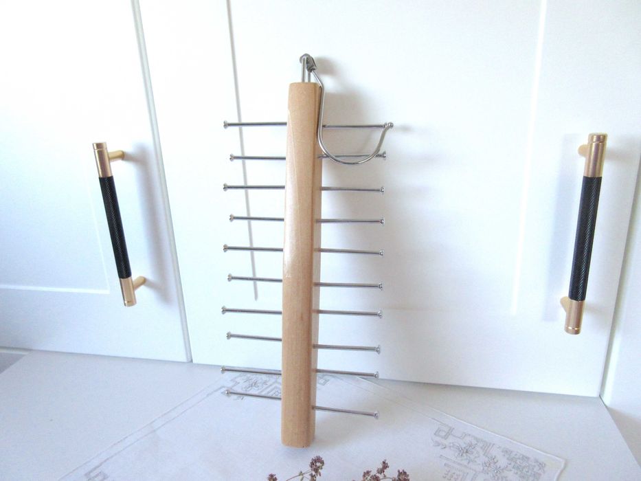 Drewniany  wieszak na paski  krawaty apaszki