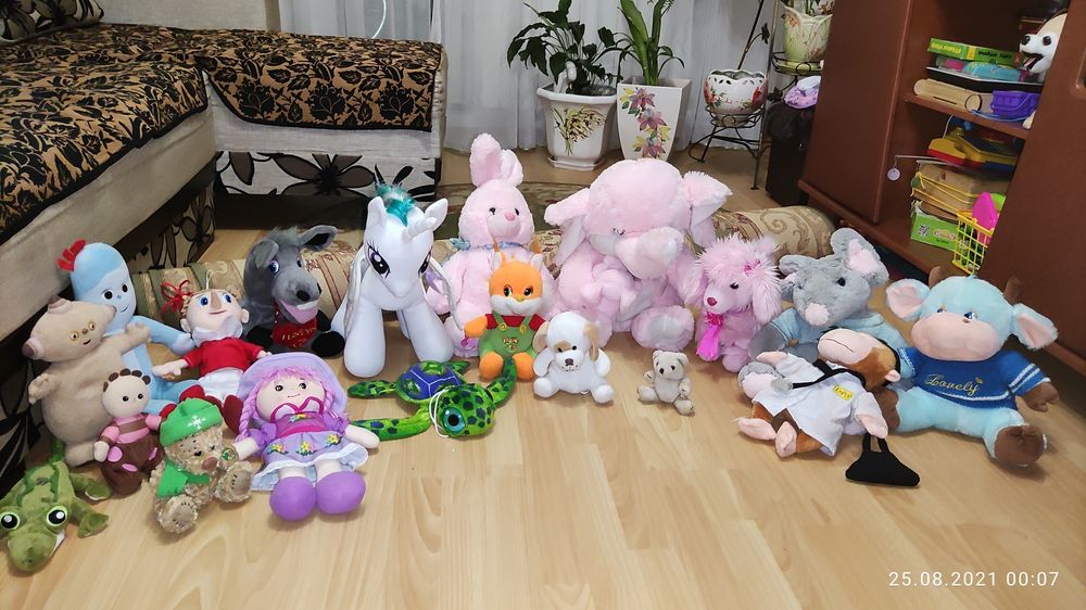 М'які іграшки різної величини