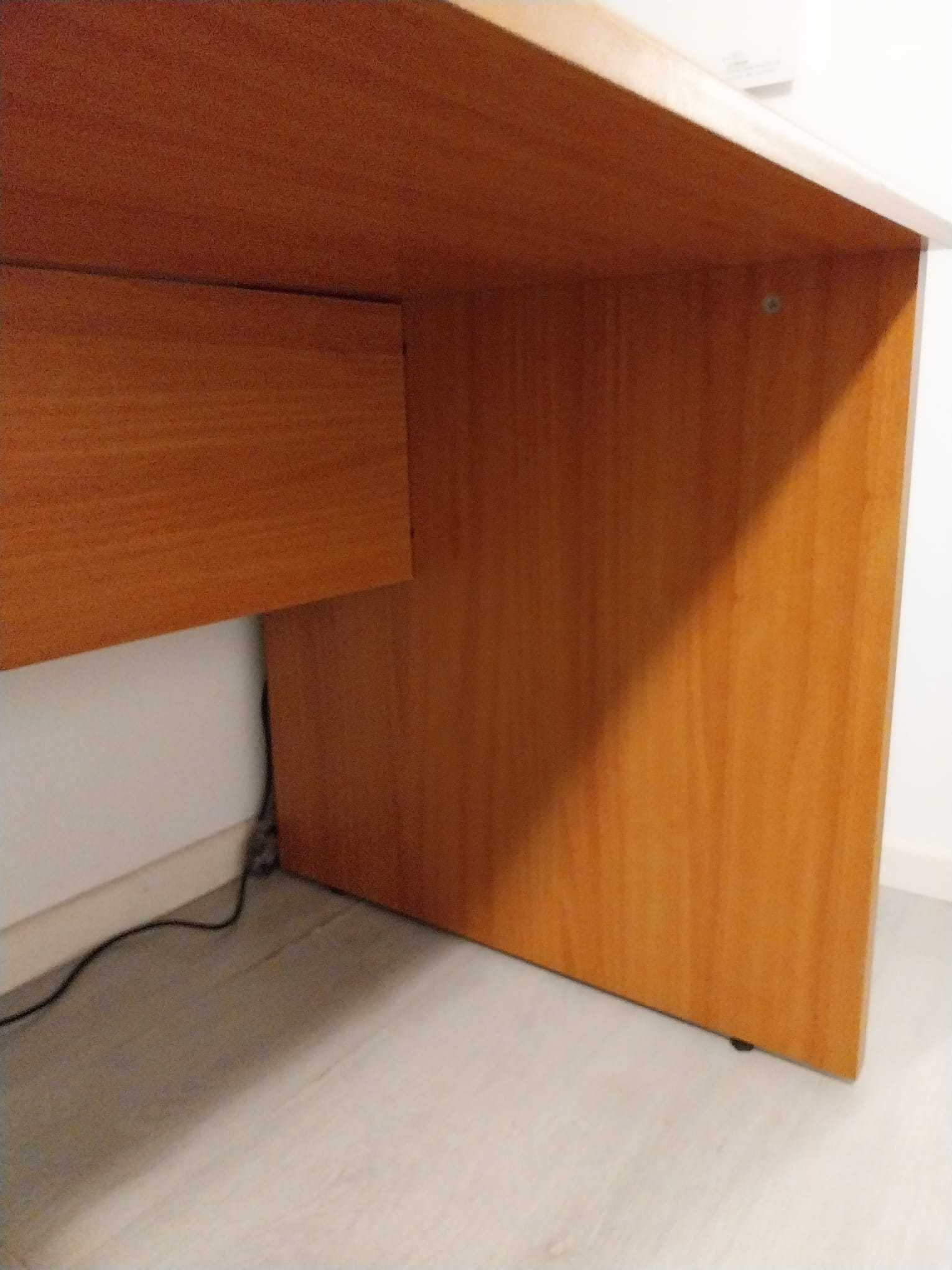 Mesa em madeira para escritório