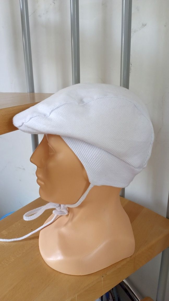 Kaszkiet chłopięcy biały czapka z daszkiem prążkowany materiał wiązana