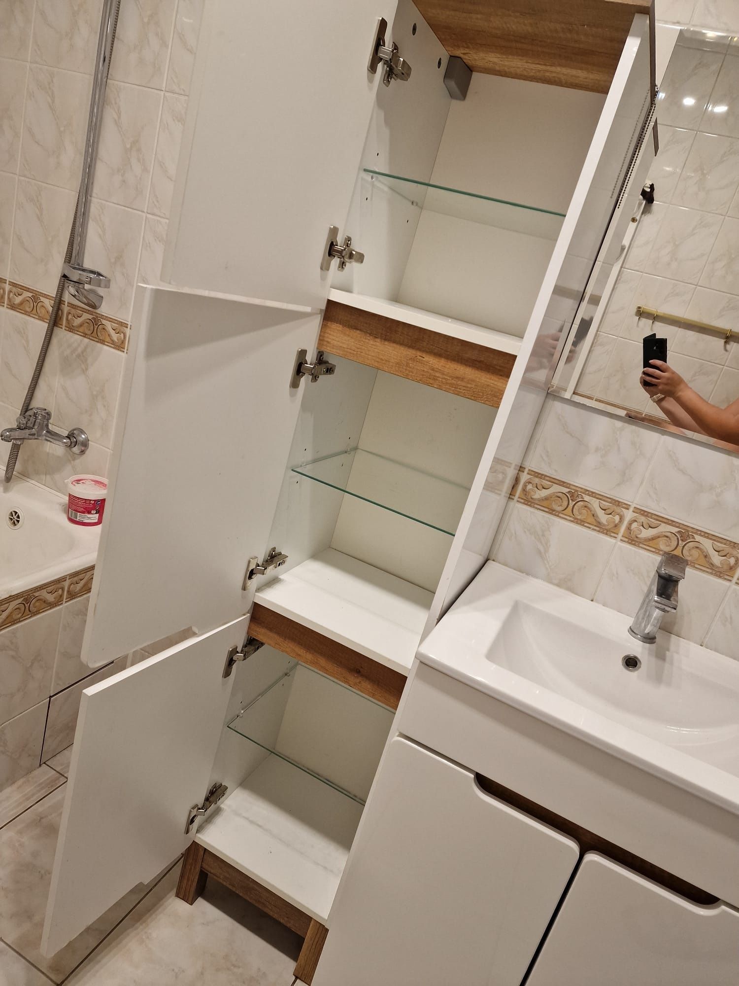 Zestaw mebli łazienkowych z lustrem i umywalką