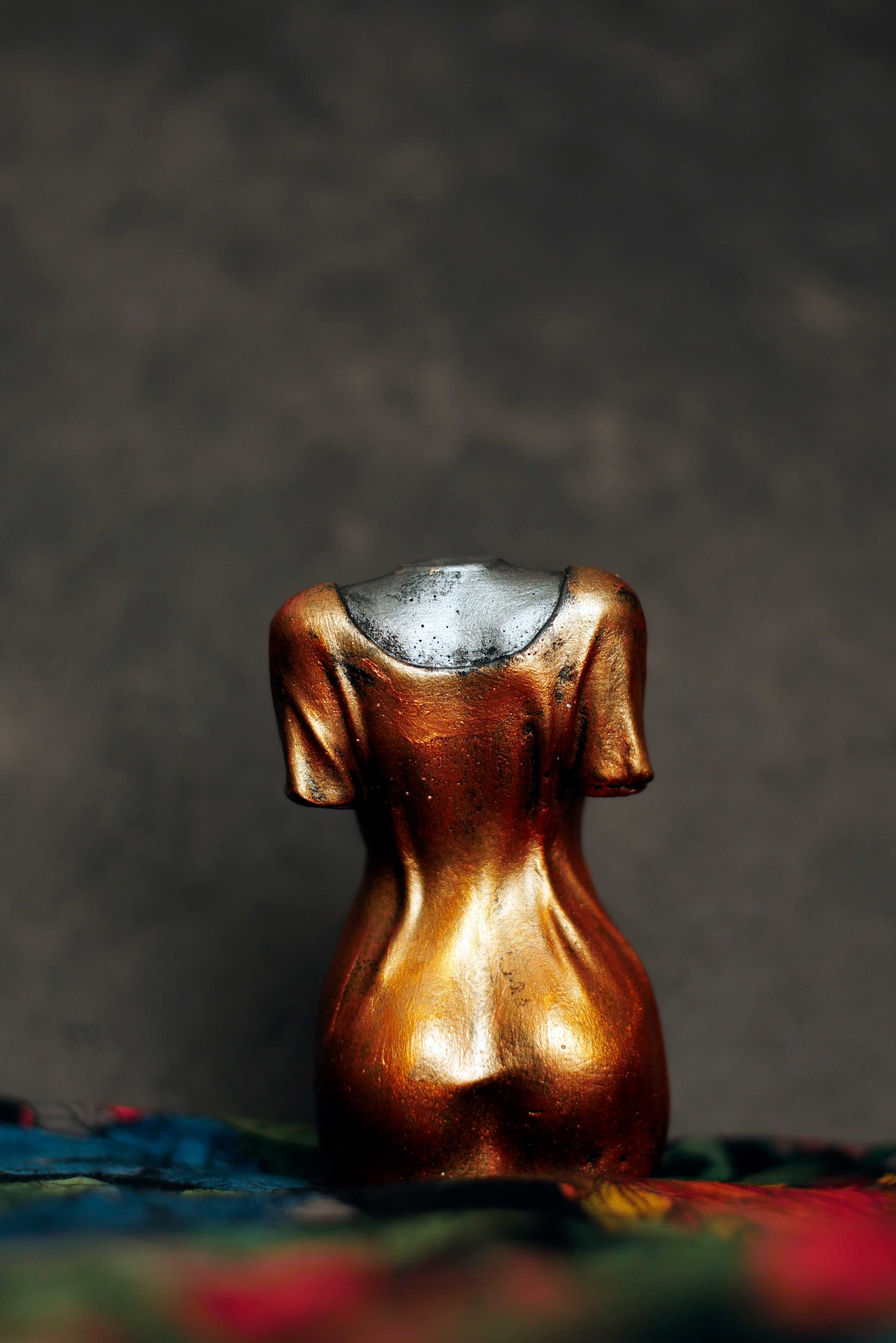 Rzeźba z gipsu figurka kobiety w złotej sukience, 9 cm
