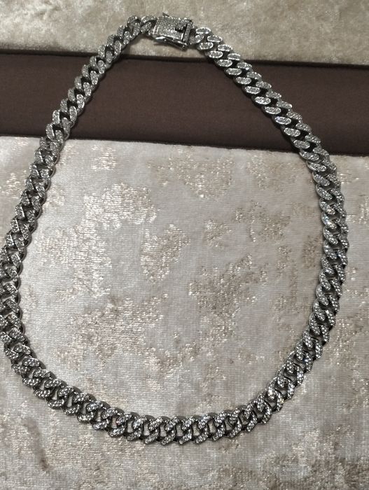 Colar estilo Cuban Link, brilhante e moderno. Visual luxuoso com pedra