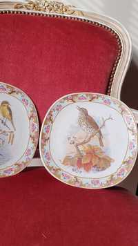 Lote de dois pratos de Porcelana Depos, desenho de pássaros.
