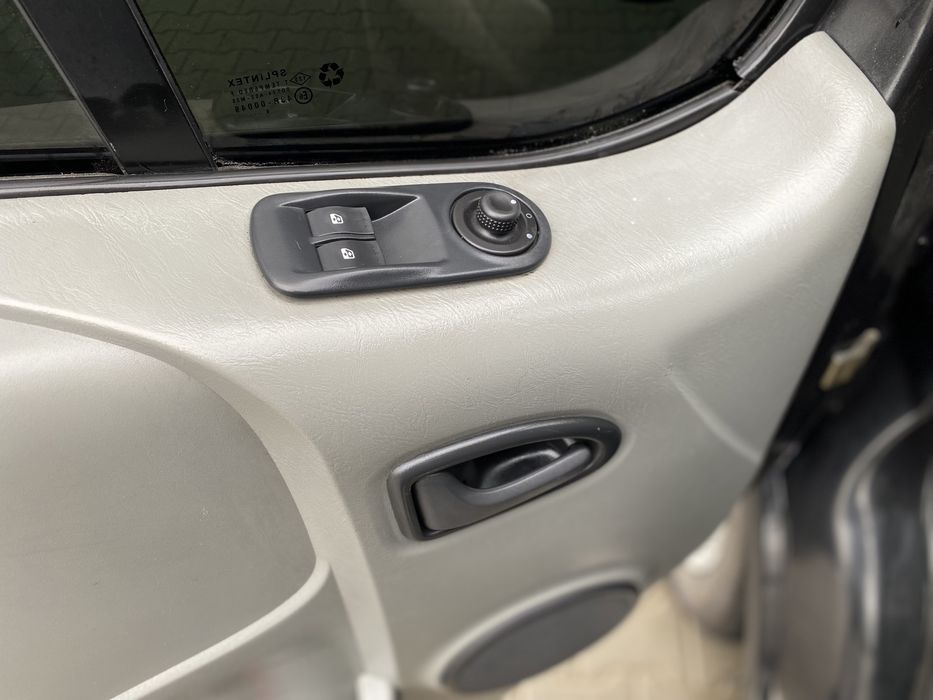 Продам Opel Vivaro 1,9 maxi база