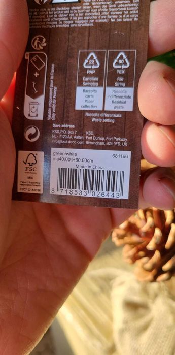 Choinka sztuczna zdobiona szyszki jarzębina w osłonce z juty