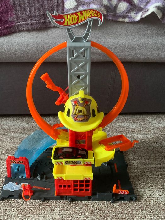 Продам дитячий трек пожежна станція Hotwheels
