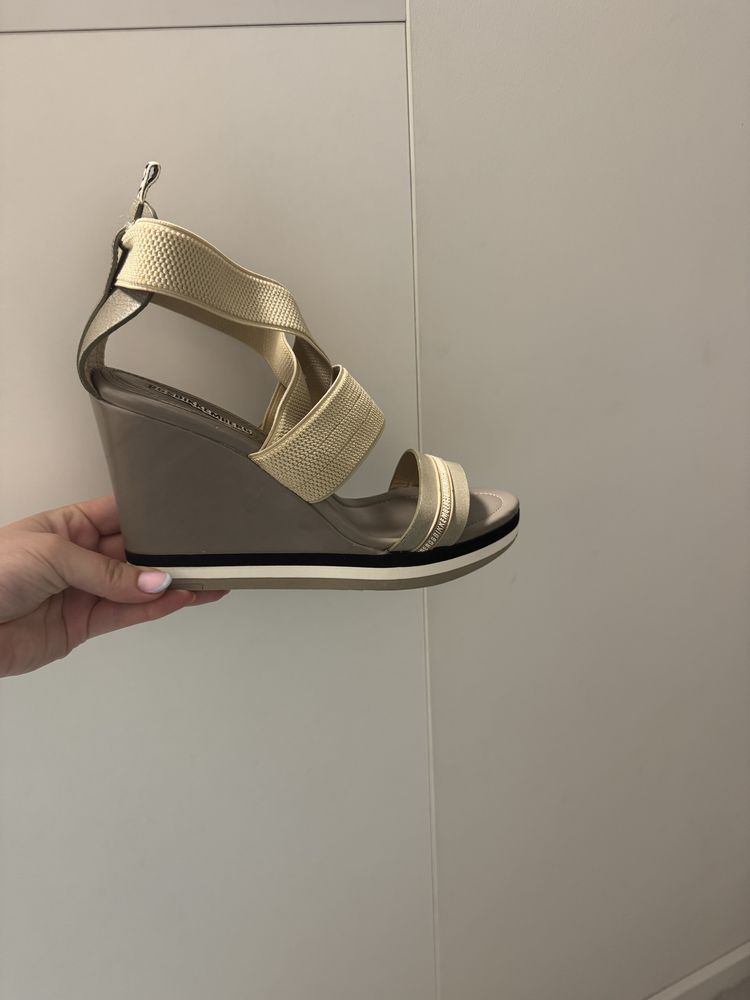 Босоніжки на танкетці Dirk Bikkembergs