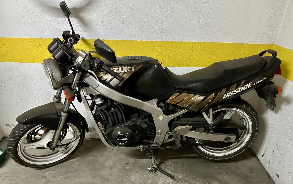 Suzuki GS500E Slingshot Naked - Uma mota de época.