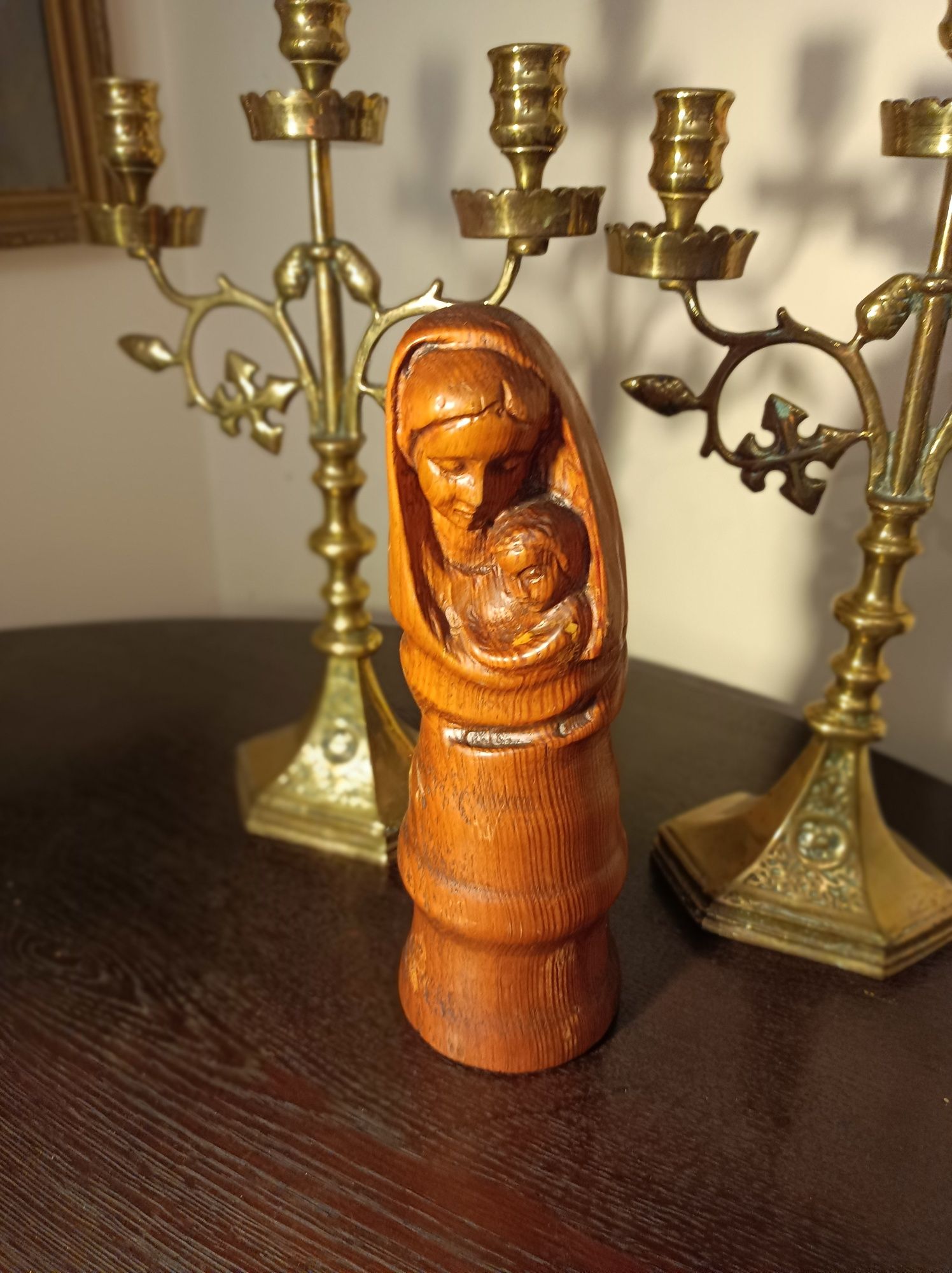 Madonna z Dzieciątkiem .Rustykalna rzeźba w drewnie