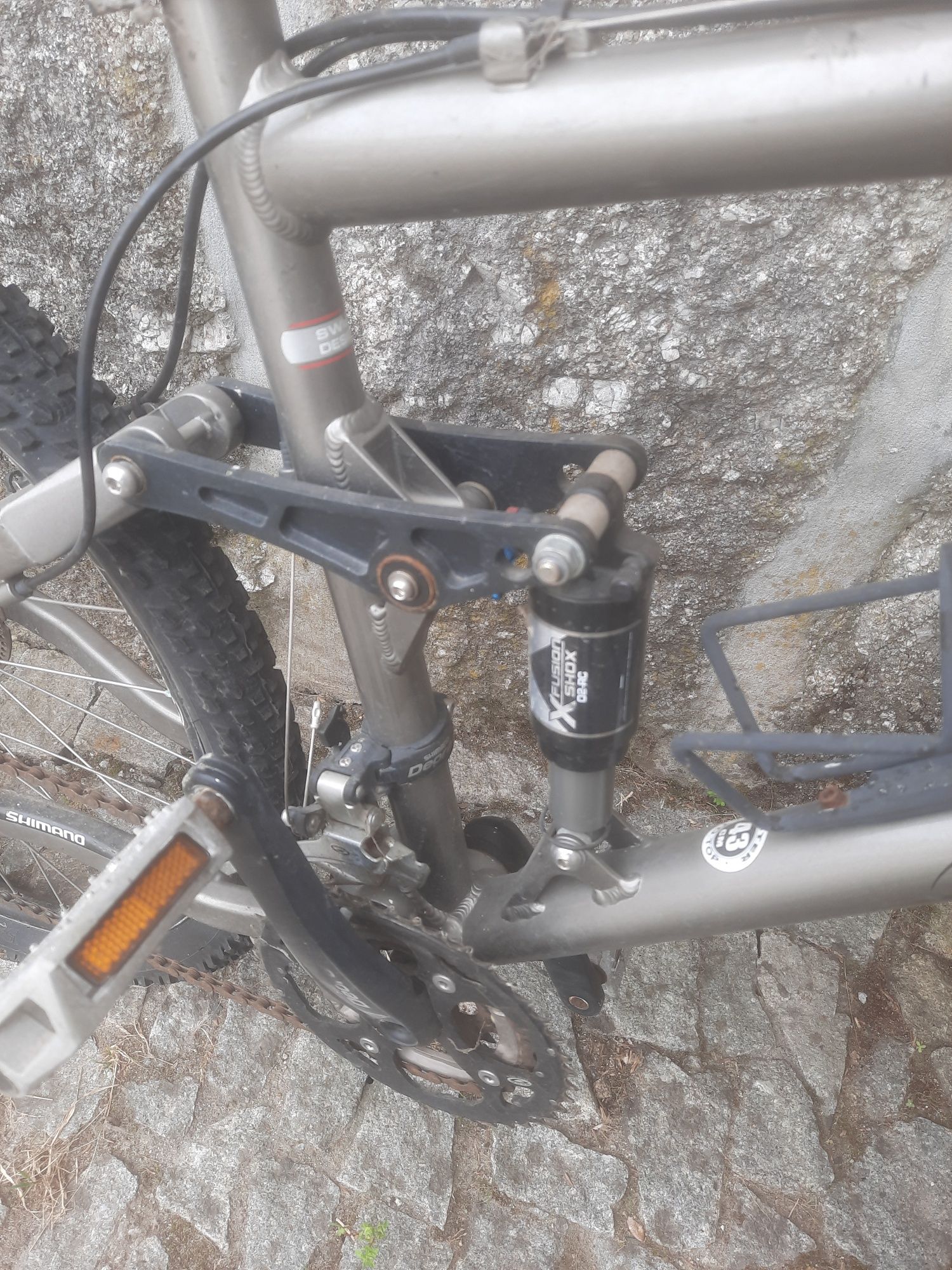 Bicicleta com suspensão total e travões de disco