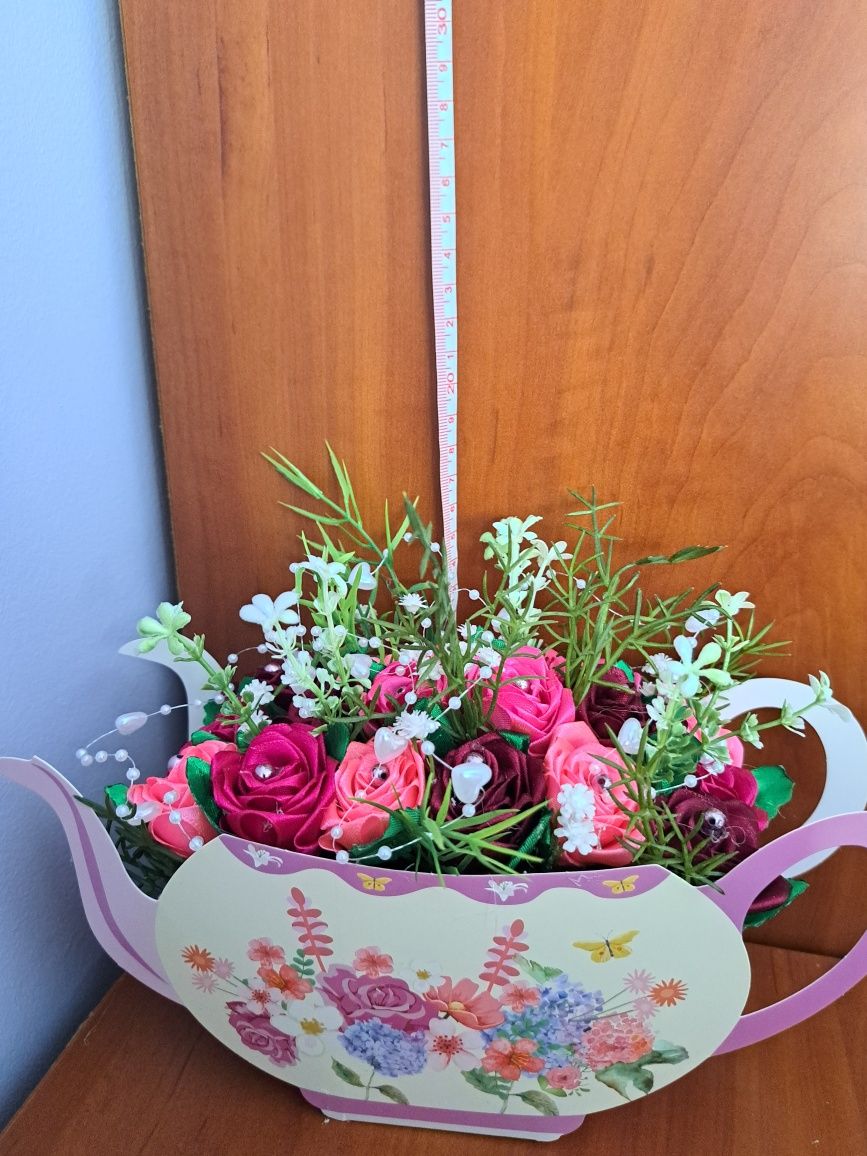 Kompozycje róże wieczne czajniczki- prezent na każdą okazję