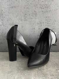Туфлі чорні жіночі