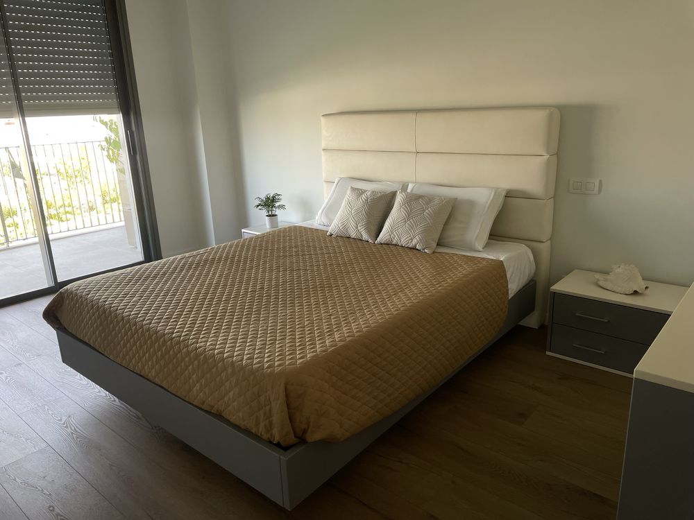 Quarto Completo - Cama, 2 Cabeceiras e Cómoda