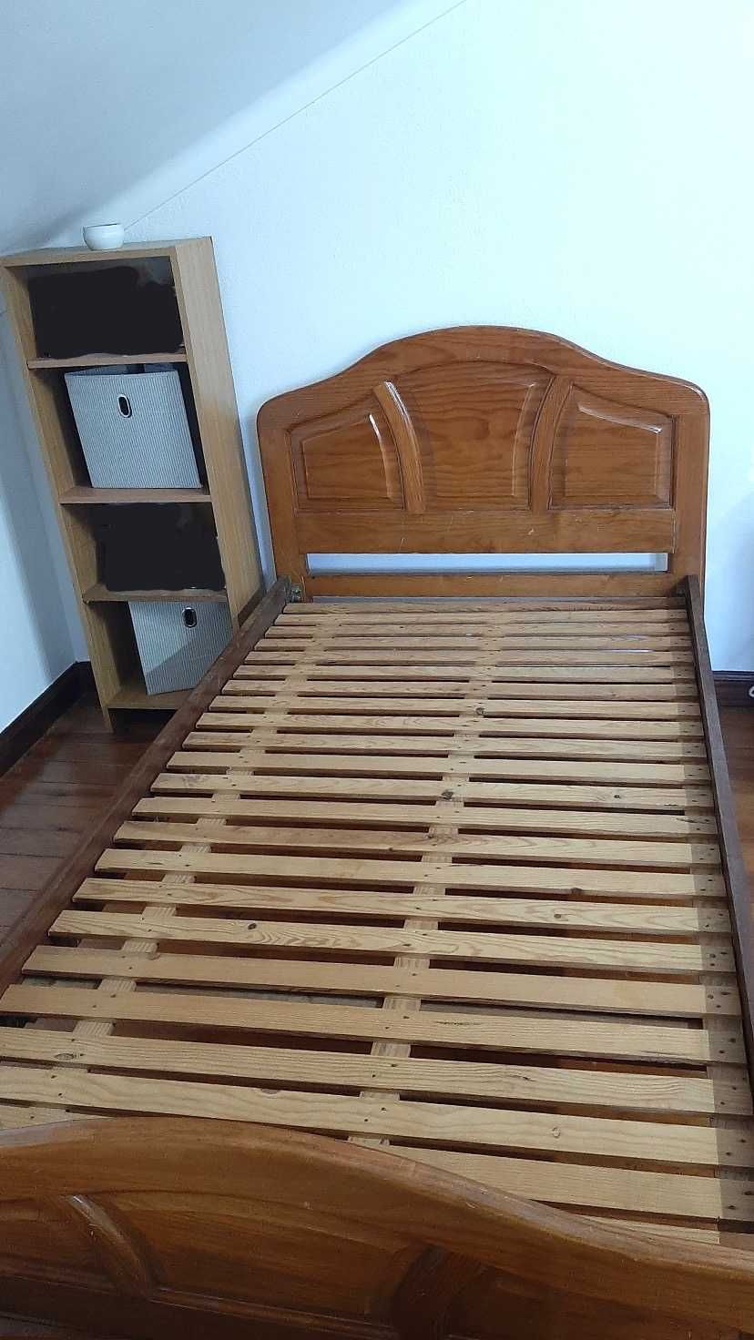 Cama de pessoa e meia de madeira