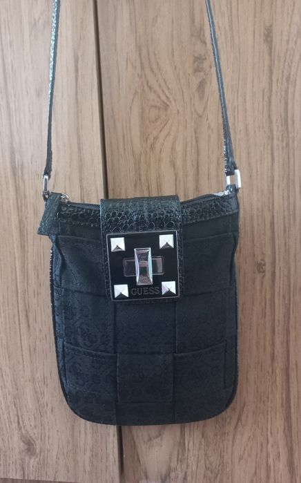 GUESS mała torebka listonoszka czarna pleciona przeplatana monogram